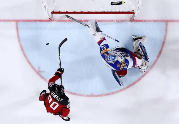 Bilder des Tages - SPORT COLOGNE, GERMANY - MAY 20, 2017: Canada s Ryan O Reilly (L) and Russia s goaltender Andrei Vasilevsky in their 2017 IIHF Ice hockey Eishockey World Championship WM Weltmeisterschaft semifinal match at Lanxess Arena; Canada won 4-2. Anton Novoderezhkin TASS  TS04F765