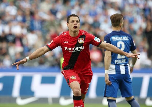 Chicharito 1:0, dahinter Peter Pekarik Freude Emotion jubelnd Jubel nach 1:0 Fußball Fussball DFL Bundesliga Herren Saison 2016 2017 20.05.2017 Hertha BSC Berlin vs. Bayer 04 Leverkusen