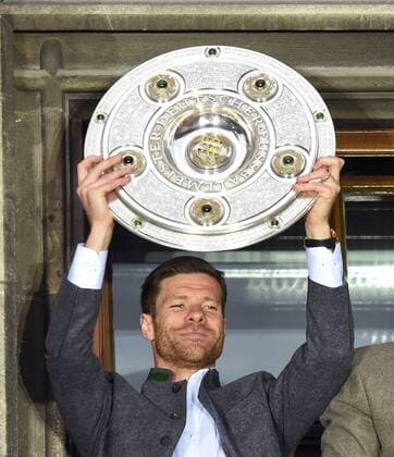 Bilder des Tages - SPORT Fußball 1. Bundesliga Meisterfeier FC Bayern München am 20.05.2017 auf dem Rathausbalkon am Marienplatz in München Xabi Alonso ( München ) mit der Meisterschale xRx