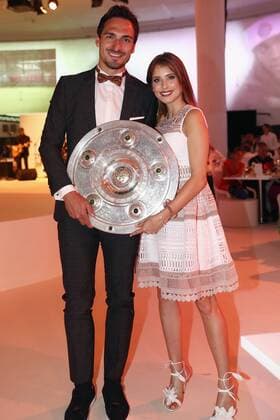 Mats HUMMELS (Bayern Muenchen) mit Ehefrau Cathy und der Schale,Meisterschale. FC Bayern Muenchen Meisterfeier im Postpalast. Deutscher Meister,27.Deutsche Meisterschaft, am 20.05.2017 in Muenchen Deutschland. 