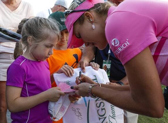 May 20, 2017: Lexi Thompson signs a little fans hat after the third round of the Kingsmill Championship on the Kingsmill Resort River Course in Williamsburg, Virginia. CSM LPGA Golf Damen 2017: Kingsmill Championship MAY 20 - ZUMAc04_ 20170520_zaf_c04_045 Copyright: xJustinxCooperx