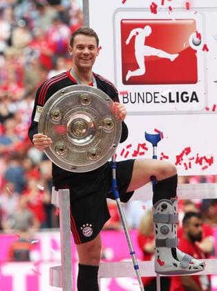 Fussball, BL, 1. Bundesliga, Saison 2016 2017, Herren, Deutschland, FC Bayern München - SC Freiburg 4-1, 20.05.2017, v.l. Deutscher Fussballmeister 2017 FC Bayern München, Manuel Neuer, FC Bayern München, mit meisterchale, verletzt, Verletzung, auf krücken,