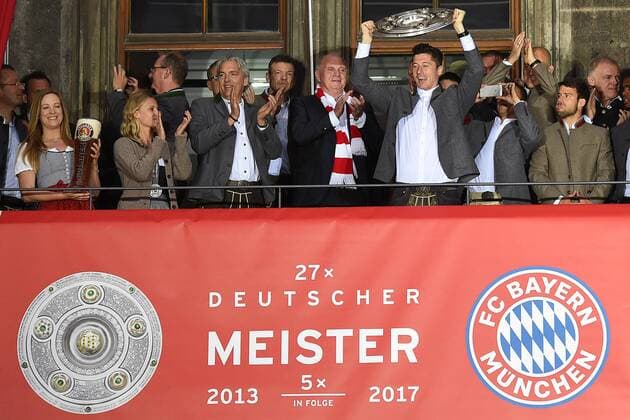 Fußball 1. Bundesliga Meisterfeier FC Bayern München am 20.05.2017 auf dem Rathausbalkon am Marienplatz in München Robert Lewandowski ( München ) mit der Meisterschale xRx