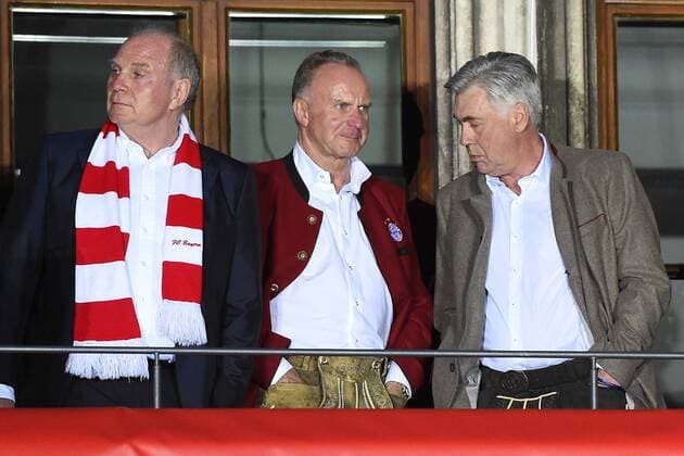 Fußball 1. Bundesliga Meisterfeier FC Bayern München am 20.05.2017 auf dem Rathausbalkon am Marienplatz in München Uli Hoeneß ( Präsident München ), links - Karl-Heinz Rummenigge ( Vorstandsvorsitzender München ), mitte - Carlo Ancelotti ( Trainer München ), rechts xRx