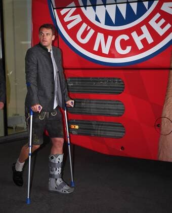 FUSSBALL 1. BUNDESLIGA SAISON 2016 2017 34. SPIELTAG Deutscher Meister 2016 2017 FC Bayern Muenchen 20.05.201, Torwart Manuel Neuer mit Kruecken auf dem Weg zur Meisterfeier in bayerischer Tracht 