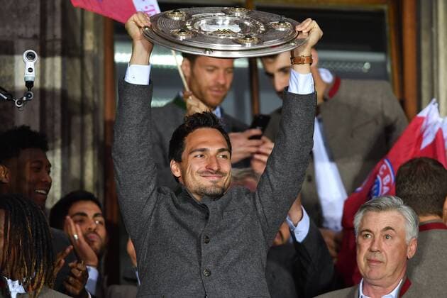 Mats HUMMELS (Bayern Muenchen) mit Schale,Meisterschale. FC Bayern Muenchen Meisterfeier auf dem Rathausbalkon,Marienplatz. Deutscher Meister,27.Deutsche Meisterschaft, am 20.05.2017 in Muenchen Deutschland.
