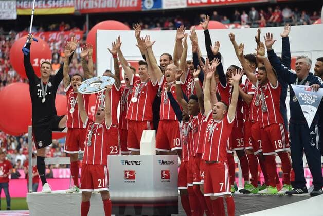 20.05.2017, Fussball GER, 1. Bundesliga Saison 2016 2017, 34. Spieltag, FC Bayern Muenchen - SC Freiburg 4-1, Die Spieler feiern die Deutsche Meisterschaft, Philipp Lahm (Bayern Muenchen) stemmt die Meisterschale, rechts Trainer Carlo Ancelotti (Bayern Muenchen)