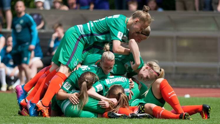 Die Spielerinnen des SV Werder Bremen mit Torjubel, Jubel, Freude über das Tor zum 1:0, Fussball, 2. Frauen-Bundesliga Nord, SV Werder Bremen - VfL Wolfsburg II, xobx