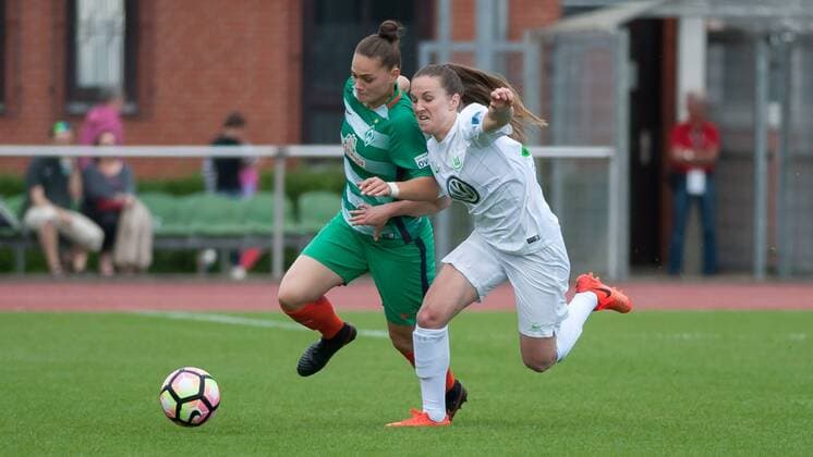 v.li.: Giovanna Hoffmann (SV Werder Bremen, 17) im Zweikampf, Duell mit Michaela Brandenburg (VfL Wolfsburg II, 25), Fussball, 2. Frauen-Bundesliga Nord, SV Werder Bremen - VfL Wolfsburg II, xobx