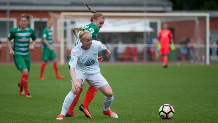 v.li.: Meret Wittje (VfL Wolfsburg II, 4) im Zweikampf, Duell mit Verena Volkmer (SV Werder Bremen, 16), Fussball, 2. Frauen-Bundesliga Nord, SV Werder Bremen - VfL Wolfsburg II, xobx