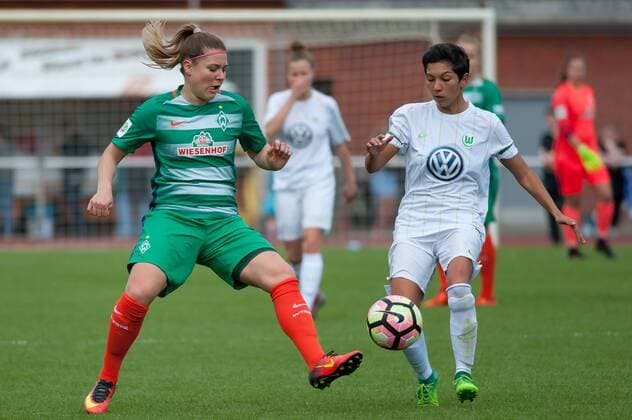 v.li.: Lisa-Marie Scholz (SV Werder Bremen, 7) im Zweikampf, Duell mit Cagla Korkmaz (VfL Wolfsburg II, 23), Fussball, 2. Frauen-Bundesliga Nord, SV Werder Bremen - VfL Wolfsburg II, xobx