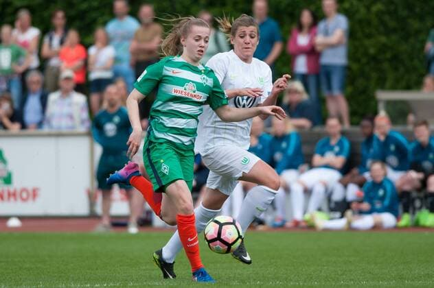 v.li.: Nina Lührßen (Luehrssen, SV Werder Bremen, 4) im Laufduell, Zweikampf, Duell mit Luisa Wensing (VfL Wolfsburg II, 6), Fussball, 2. Frauen-Bundesliga Nord, SV Werder Bremen - VfL Wolfsburg II, xobx