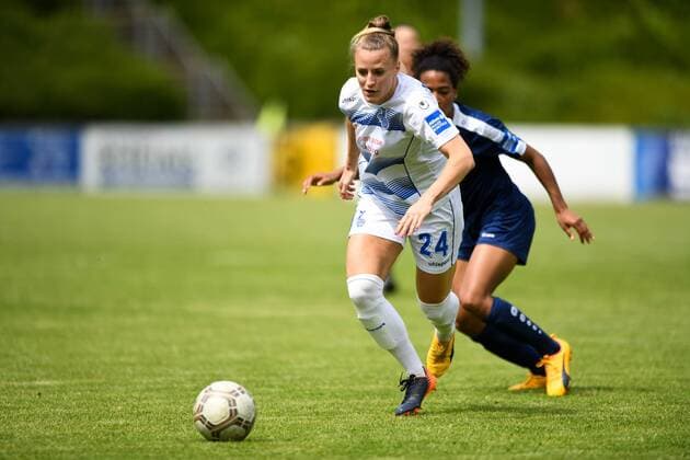 Virginia Kirchberger (MSV Duisburg) (24) setzt sich gegen E.Aigbogun (Turbine Potsdam) (16) durch, Fussball, Allianz Frauen-Bundesliga,MSV Duisburg - Turbine Potsdam, xmkx