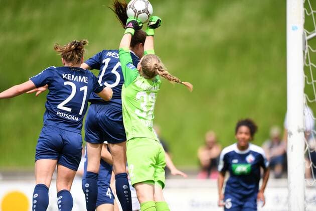 Lisa Klostermann (MSV Duisburg) (32) klärt vor Inka Wesely (Turbine Potsdam) (15), Fussball, Allianz Frauen-Bundesliga,MSV Duisburg - Turbine Potsdam, xmkx