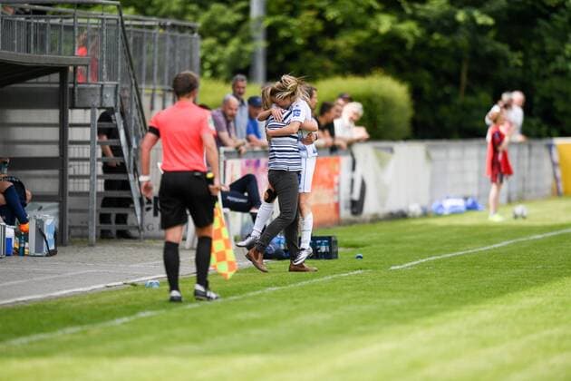 Jubel, Freuen, celebrate, happy, cheer , Goal Celebration 1:0 MSV Duisburg Inka Grings (MSV Duisburg) (Trainerin) mit Torschützin Stefanie Weichheit (MSV Duisburg) (19), Fussball, Allianz Frauen-Bundesliga,MSV Duisburg - Turbine Potsdam, xmkx
