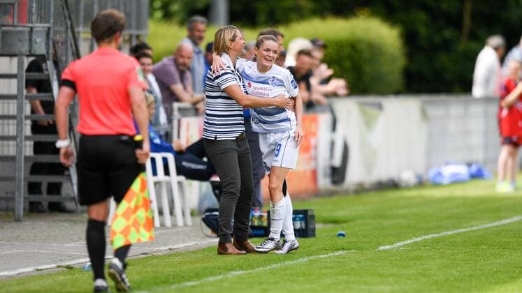 Jubel, Freuen, celebrate, happy, cheer , Goal Celebration 1:0 MSV Duisburg Inka Grings (MSV Duisburg) (Trainerin) mit Torschützin Stefanie Weichheit (MSV Duisburg) (19), Fussball, Allianz Frauen-Bundesliga,MSV Duisburg - Turbine Potsdam, xmkx