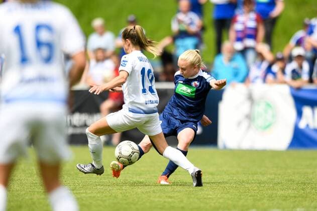Carolin Siems (Turbine Potsdam) (3) schlägt eine Flanke vor Stefanie Weichheit (MSV Duisburg) (19), Fussball, Allianz Frauen-Bundesliga,MSV Duisburg - Turbine Potsdam, xmkx
