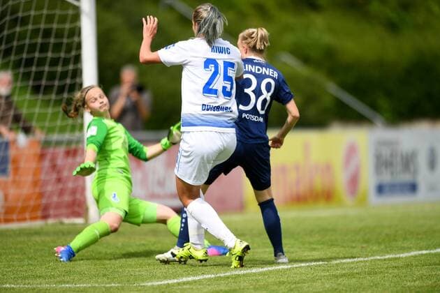 Laura Lindner (Turbine Potsdam) (38) trifft vor Rachel Kiwis (MSV Duisburg) (25) zum 1:2, Fussball, Allianz Frauen-Bundesliga,MSV Duisburg - Turbine Potsdam, xmkx