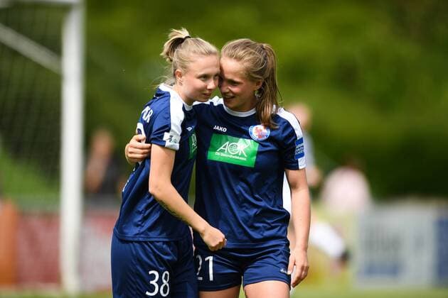 Jubel, Freuen, celebrate, happy, cheer , Goal Celebration Torschützin Laura Lindner (Turbine Potsdam) (38) mit Tabea Kemme (Turbine Potsdam) (21), Fussball, Allianz Frauen-Bundesliga,MSV Duisburg - Turbine Potsdam, xmkx