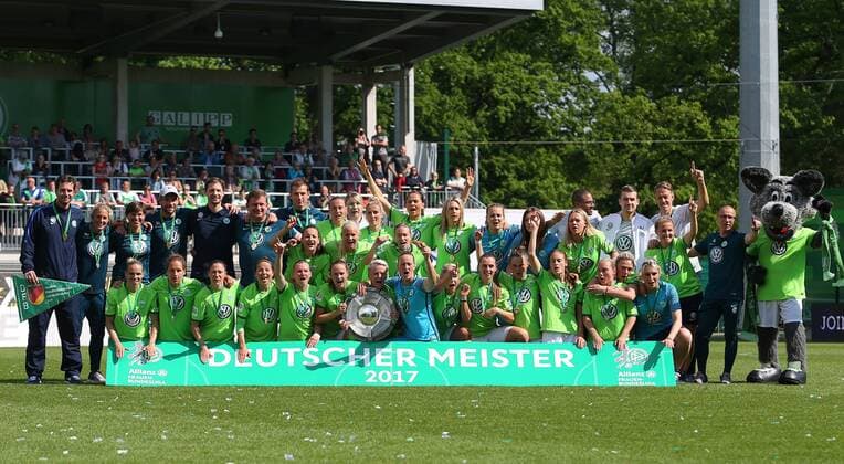 VfL vs Jena, Frauen Wolfsburg, Deutschland. 21.05.2017, FUßBALL - VfL Wolfsburg vs FF USV Jena, 1. Allianz Frauen Bundesliga, Saison 2016-17. Bild zeigt: VfL Wolfsburg Frauen ist deutscher Meister 2017, Mannschaft, Team mit Meisterschale Wolfsburg