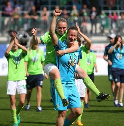 Themen der Woche - SPORT Bilder des Tages - SPORT VfL vs Jena, Frauen Wolfsburg, Deutschland. 21.05.2017, FUßBALL - VfL Wolfsburg vs FF USV Jena, 1. Allianz Frauen Bundesliga, Saison 2016-17. Bild zeigt: VfL Frauen ist deutscher Meister 2017, Stephanie Bunte (VfL Wolfsburg), Torfrau Almuth Schult (VfL Wolfsburg) Wolfsburg
