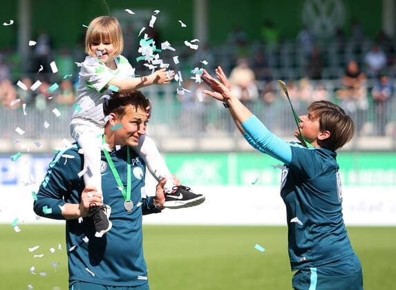 VfL vs Jena, Frauen Wolfsburg, Deutschland. 21.05.2017, FUßBALL - VfL Wolfsburg vs FF USV Jena, 1. Allianz Frauen Bundesliga, Saison 2016-17. Bild zeigt: VfL Frauen ist deutscher Meister 2017, Torwarttrainer Patrick Platins (VfL Wolfsburg) Wolfsburg