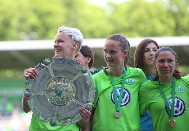 VfL vs Jena, Frauen Wolfsburg, Deutschland. 21.05.2017, FUßBALL - VfL Wolfsburg vs FF USV Jena, 1. Allianz Frauen Bundesliga, Saison 2016-17. Bild zeigt: VfL Frauen ist deutscher Meister 2017, Nilla Fischer (VfL Wolfsburg), Caroline Graham Hansen (VfL Wolfsburg) Wolfsburg