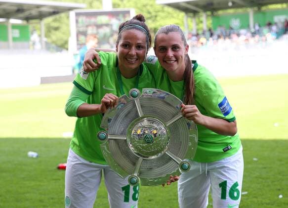 VfL vs Jena, Frauen Wolfsburg, Deutschland. 21.05.2017, FUßBALL - VfL Wolfsburg vs FF USV Jena, 1. Allianz Frauen Bundesliga, Saison 2016-17. Bild zeigt: VfL Frauen ist deutscher Meister 2017, Vanessa Bernauer (VfL Wolfsburg), Noelle Maritz (VfL Wolfsburg) Wolfsburg
