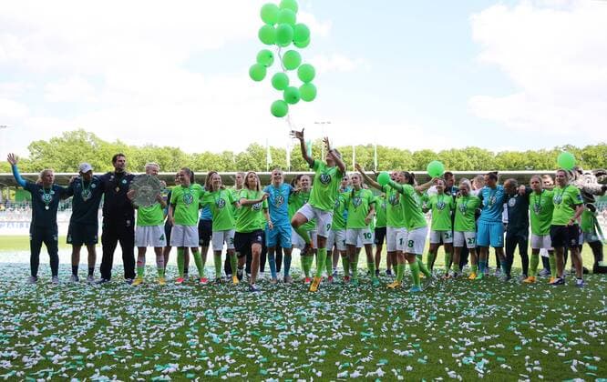 VfL vs Jena, Frauen Wolfsburg, Deutschland. 21.05.2017, FUßBALL - VfL Wolfsburg vs FF USV Jena, 1. Allianz Frauen Bundesliga, Saison 2016-17. Bild zeigt: VfL Frauen ist deutscher Meister 2017, Schlussjubel Wolfsburg