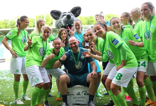 Bilder des Tages - SPORT VfL vs Jena, Frauen Wolfsburg, Deutschland. 21.05.2017, FUßBALL - VfL Wolfsburg vs FF USV Jena, 1. Allianz Frauen Bundesliga, Saison 2016-17. Bild zeigt: VfL Frauen ist deutscher Meister 2017, Co-Trainer Stephan Lerch (vfL Wolfsburg) Wolfsburg