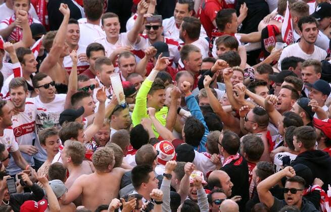 Fußball, 2. BL, VfB Stuttgart feiert Aufstieg VfB Stuttgart - FC Würzburger Kickers Deutschland, Stuttgart, 21.05.2017, Fussball, 2. Bundesliga, Saison 2016 2017, 34. Spieltag, VfB Stuttgart - FC Würzburger Kickers: mi. Mitchell Langerak (VfB Stuttgart).