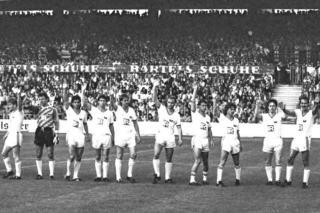 Aus Eintracht Braunschweig - VfL Wolfsburg 4:2 (Aufstiegsrunde 2. BL 1987 88 Gruppe Nord am 02.06.1988 im Eintracht Stadion - hier die VfL Mannschaft