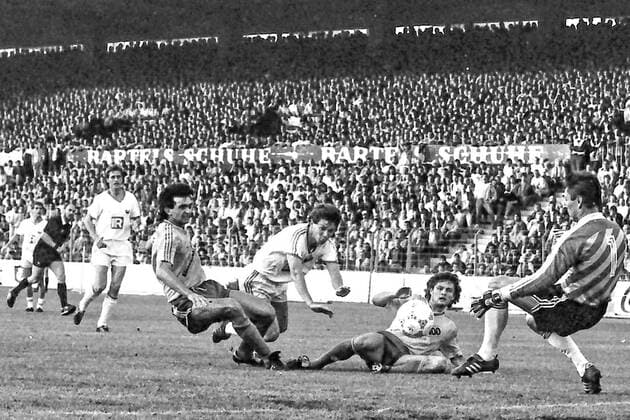 Aus Eintracht Braunschweig - VfL Wolfsburg 4:2 (Aufstiegsrunde 2. BL 1987 88 Gruppe Nord am 02.06.1988 im Eintracht Stadion - dicke Luft vor VfL Tor mit TW Waldemar Josef 1