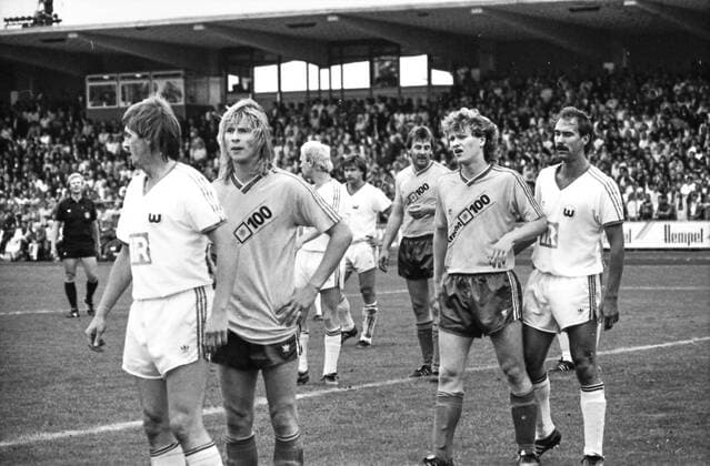 Aus VfL Wolfsburg - Eintracht Braunschweig 1:2 (Aufstiegsrunde zur 2. BL 1987 88 Gruppe Nord am 19.06.1988 im VfL Stadion - Spieler warten auf den Eckball