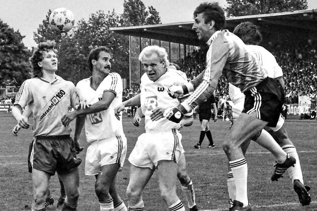 Aus VfL Wolfsburg - Eintracht Braunschweig 1:2 (Aufstiegsrunde zur 2. BL 1987 88 Gruppe Nord am 19.06.1988 im VfL Stadion - VfL TW Waldemar Josef faustet vor Olaf Schmäler - sowie Heiner Pahl und Olaf Ansorge
