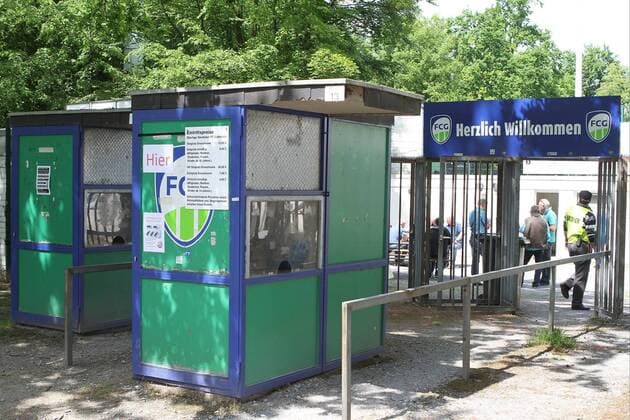 Fußball Oberliga Westfalen 33. Spieltag FC Gütersloh - TuS Erndtebrück am 22.10.2016 im Heidewaldstadion in Gütersloh Herzliche Willkommen und Auf Wiedersehen FC Gütersloh - Abschied - letztes Spiel im Heidewaldstadion MH