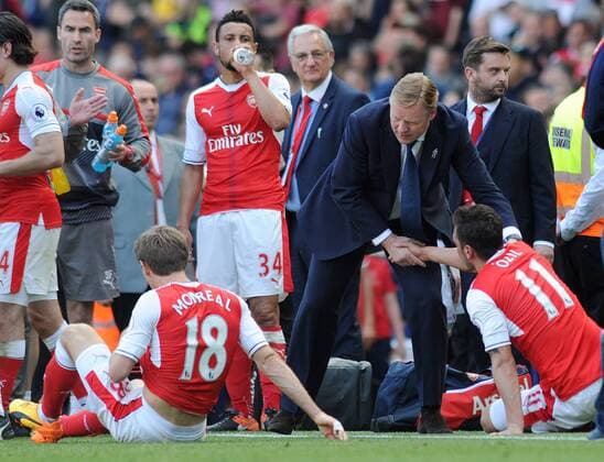 Football - 2016 2017 Premier League - Arsenal vs. Everton Everton Manager Ronald Koeman consoles dejected Arsenal players Francis Coquelin , Nacho Monreal and Mesut Ozil after failing to qualify for the Champions League after the match at The Emirates. COLORSPORT ANDREW COWIE 
