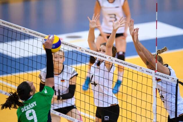 21.05.2017, Kleine EWE Arena, Oldenburg Volleyball, Länderspiel Laenderspiel, Deutschland vs. Ungarn Angriff Bernadett Dekany ( 9 HUN) - Block Doppelblock Melanie Schölzel Schoelzel ( 14 GER), Maren Brinker ( 4 GER)