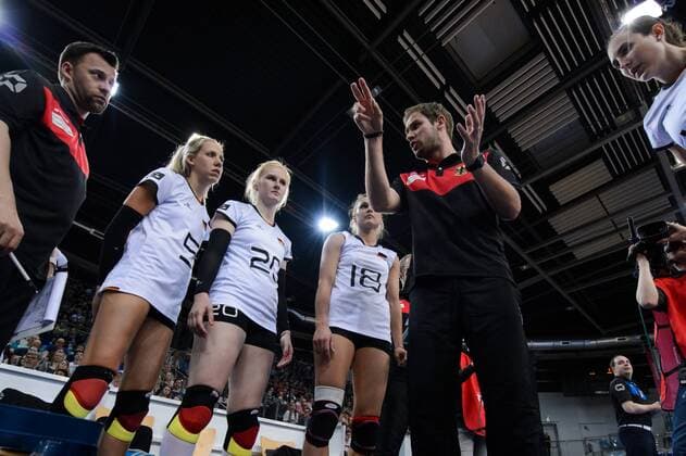 21.05.2017, Kleine EWE Arena, Oldenburg Volleyball, Länderspiel Laenderspiel, Deutschland vs. Ungarn Auszeit Timeout Deutschland - Felix Koslowski (Co-Trainer GER)