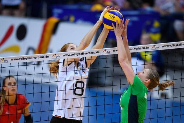 21.05.2017, Kleine EWE Arena, Oldenburg Volleyball, Länderspiel Laenderspiel, Deutschland vs. Ungarn Block Berit Kauffeldt ( 8 GER) - Block Zsanett Kötel Koetel ( 2 HUN)