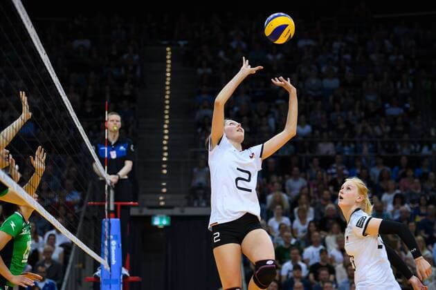 21.05.2017, Kleine EWE Arena, Oldenburg Volleyball, Länderspiel Laenderspiel, Deutschland vs. Ungarn Zuspiel Irina Kemmsies ( 2 GER), Leonie Schwertmann ( 20 GER)
