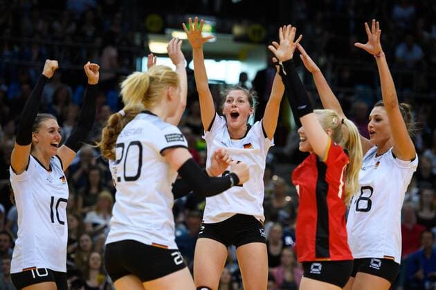 21.05.2017, Kleine EWE Arena, Oldenburg Volleyball, Länderspiel Laenderspiel, Deutschland vs. Ungarn Jubel Lena Stigrot ( 10 GER), Leonie Schwertmann ( 20 GER), Irina Kemmsies ( 2 GER), Anna Pogany ( 17 GER), Dora Grozer ( 18 GER)