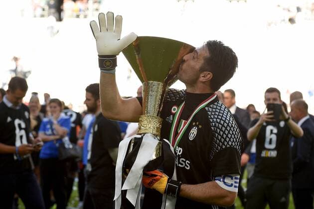 Fußball, Juventus Turin feiert italienische Meisterschaft IPP20170521 Football - soccer: Serie A, Juventus Turin - FC Crotone - Juventus Turin, gianluigi buffon bacia la coppa (Hinweis: Verwendung nur in Deutschland - only Germany) xHOCHxZWEIx xItalyxPhotoxPressx 