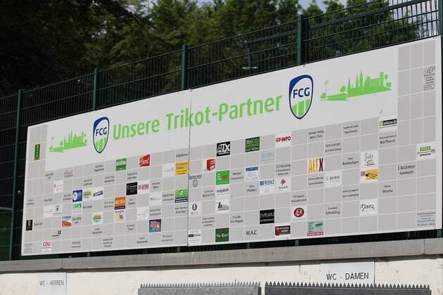 Fußball Oberliga Westfalen 33. Spieltag FC Gütersloh - TuS Erndtebrück am 22.10.2016 im Heidewaldstadion in Gütersloh Die Trikot Partner des FC Gütersloh - FCG MH