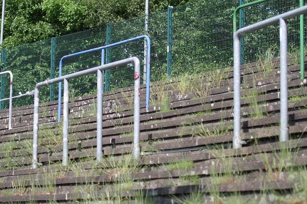 Fußball Oberliga Westfalen 33. Spieltag FC Gütersloh - TuS Erndtebrück am 22.10.2016 im Heidewaldstadion in Gütersloh Zugewachsene Stehtribüne im Heidewaldstadion Gras - Unkraut - verwaist - verwahrlost - verkommen - Tradition - Heidewald MH