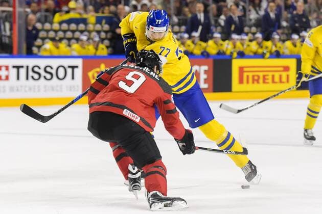 Eishockey, WM, Finale, Kanada - Schweden 170521 Kanadas Matt Duchene försvarar mot Sveriges Victor Hedman under finalen mellan Kanada och Sverige pa ishockey-VM den 21 maj 2017 i Köln.  Copyright: JOELxMARKLUND BB170521JM081
