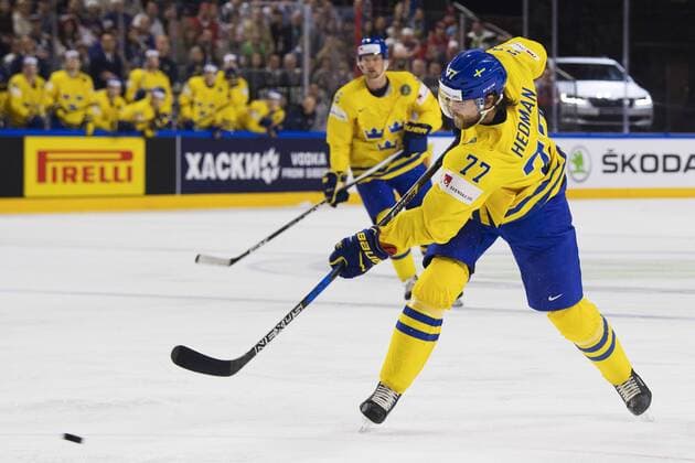 170521 Sveriges Victor Hedman skjuter ett skott under finalen mellan Kanada och Sverige pa ishockey-VM den 21 maj 2017 i Köln.  Copyright: JOELxMARKLUND BB170521JM088