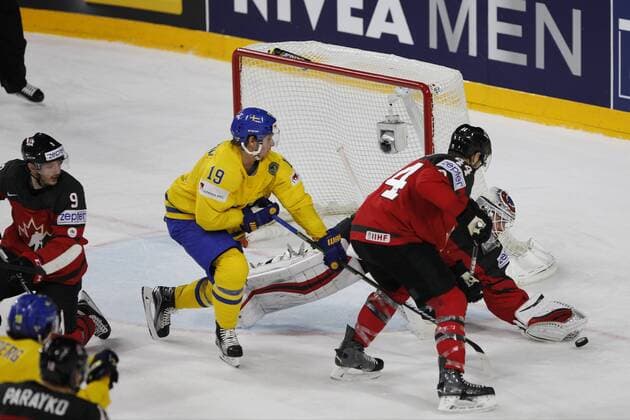 IIHF WM 2017, Kanada - Schweden, 21.05.2017 William Nylander (Schweden, 29); Calvin Pickard (Kanada, 31); Marc-Edouard Vlasic (Kanada, 44); IIHF WM 2017, Kanada - Schweden am 21.05.2017 in der Lanxess-Arena in Koeln (Deutschland). xadx