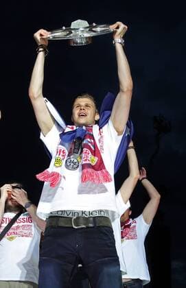 VfB Stuttgart FanFest Cannstatter Wasen Bundesliga Aufstieg 2017 Deutschland, Stuttgart, 21.05.2017, Fussball, 2. Bundesliga, Saison 2016 2017, FanFest Cannstatter Wasen Bundesliga Aufstieg 2017: Mitchell Langerak mit der Meisterschale.