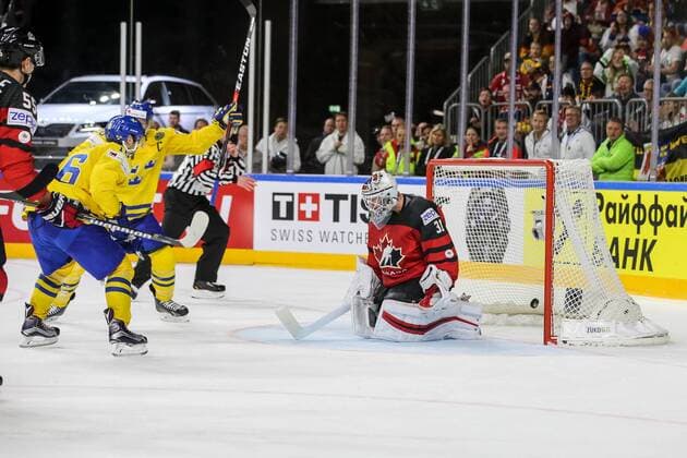 Victor Hedman (SWE) erzielt das Tor zum 0:1, Calvin Pickard (CAN), Kanada - Schweden Koeln Copyright: xHorn xEibner-Pressefotox EP_BHN
